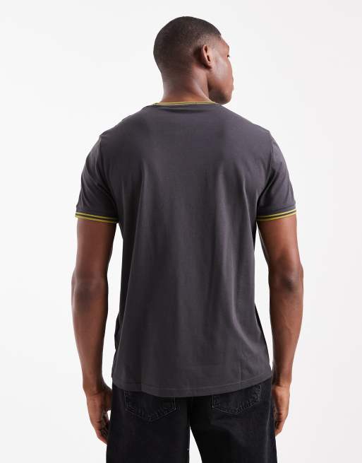 Fred Perry - T-shirt grigia con doppia riga a contrasto su collo e maniche, 3 di 5