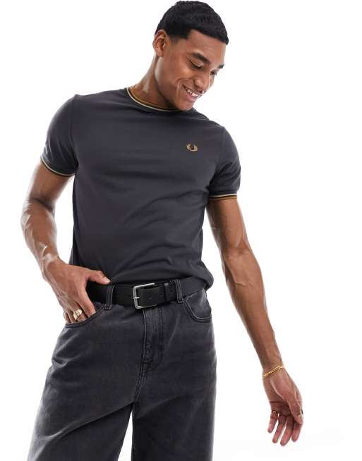 Fred Perry – T-Shirt in Anthrazit mit zwei Zierstreifen 