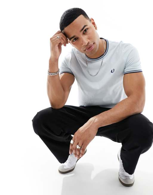 Fred Perry – T-Shirt in Babyblau mit zwei Zierstreifen
