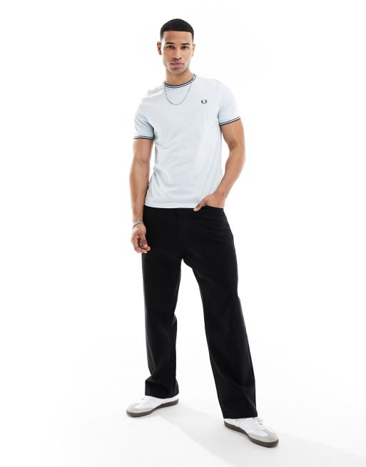 Fred Perry – T-Shirt in Babyblau mit zwei Zierstreifen, 2 von 4