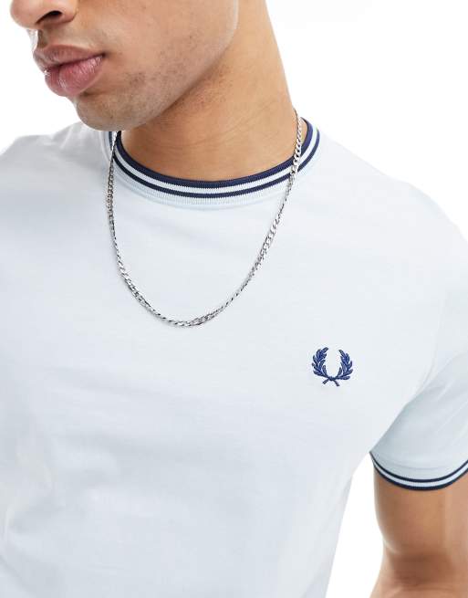 Fred Perry – T-Shirt in Babyblau mit zwei Zierstreifen, 3 von 4