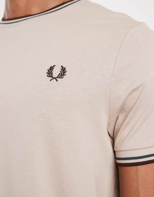 Fred Perry – T-Shirt in Beige mit zwei Kontraststreifen, 5 von 5