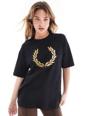 Черная футболка Fred Perry с металлическим логотипом на груди в виде лаврового венка 14290₽