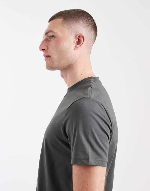 Fred Perry – T-Shirt in Braun mit mittiger Logo-Stickerei, 4 von 5