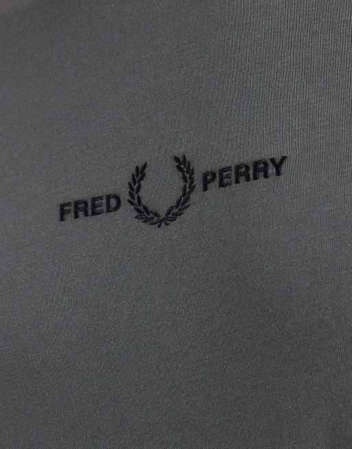 Fred Perry – T-Shirt in Braun mit mittiger Logo-Stickerei, 5 von 5
