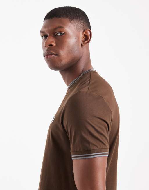 Fred Perry – T-Shirt in Braun mit zwei Zierstreifen, 4 von 5