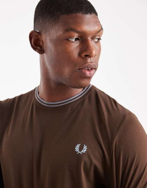 Fred Perry – T-Shirt in Braun mit zwei Zierstreifen, 5 von 5