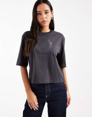 Fred Perry - T-Shirt in Dunkelgrau mit Glitzer-Logo