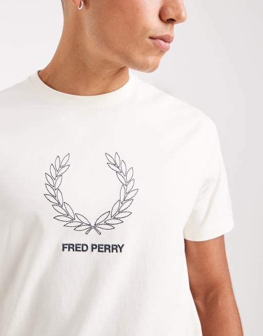 Fred Perry – T-Shirt in Ecru mit Umriss-Kranz-Grafikmotiv, 5 von 5
