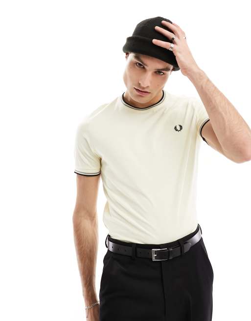Fred Perry – T-Shirt in gebrochenem Weiß mit doppelten, farblich abgesetzten Zierstreifen