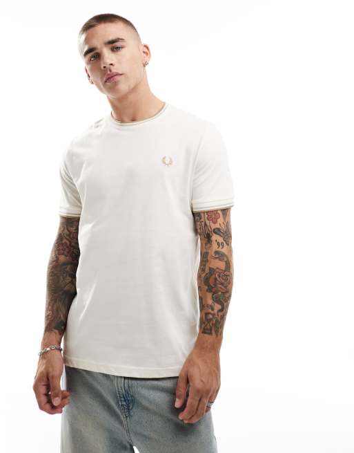 Fred Perry – T-Shirt in gebrochenem Weiß mit doppelten Zierstreifen