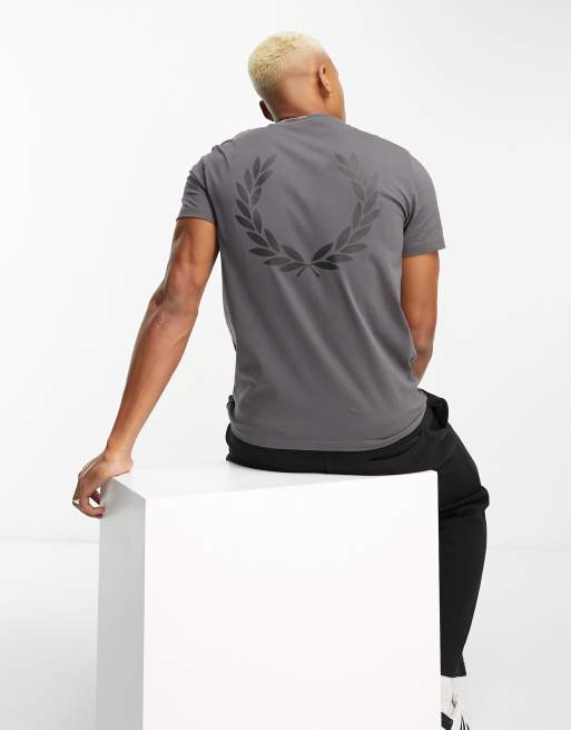 Fred Perry – T-Shirt in Grau mit Grafikprint auf dem Rücken