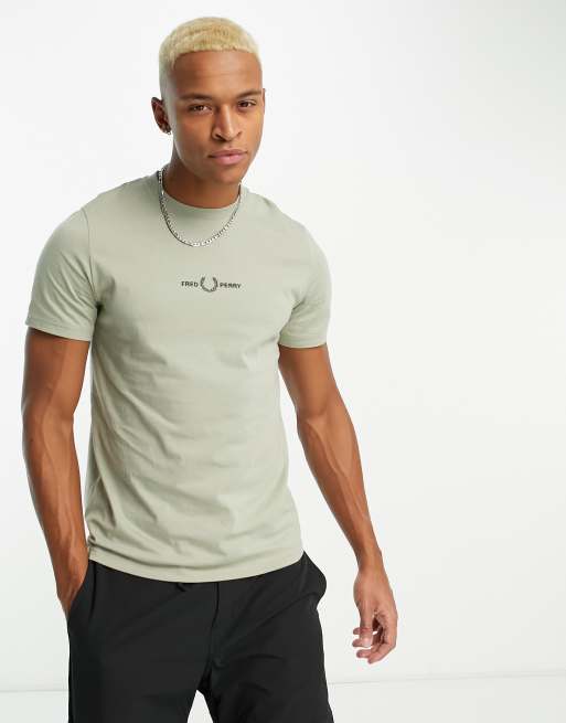 Fred Perry – T-Shirt in Grün mit aufgesticktem Kranzmotiv