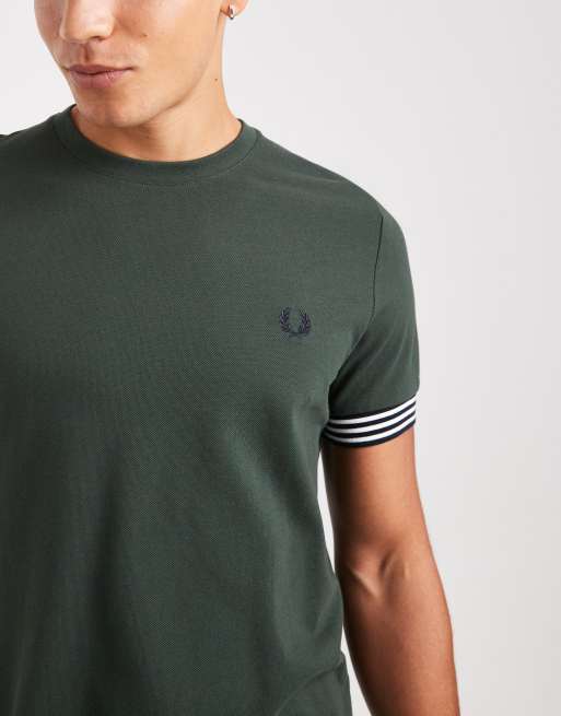 Fred Perry – T-Shirt in Grün mit gestreiften Bündchen, 5 von 5