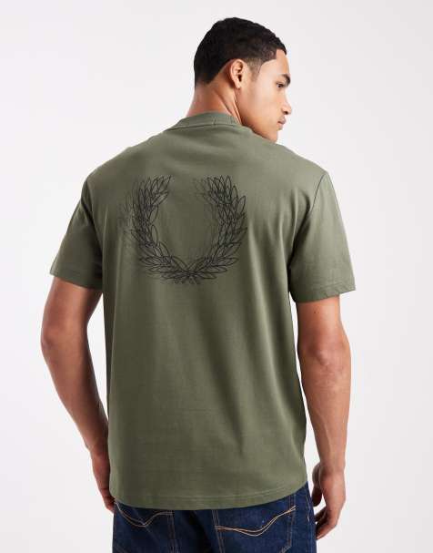 Fred Perry – T-Shirt in Grün mit Leuchtkasten-Grafikprint mit Logo auf der Rückseite - view 1