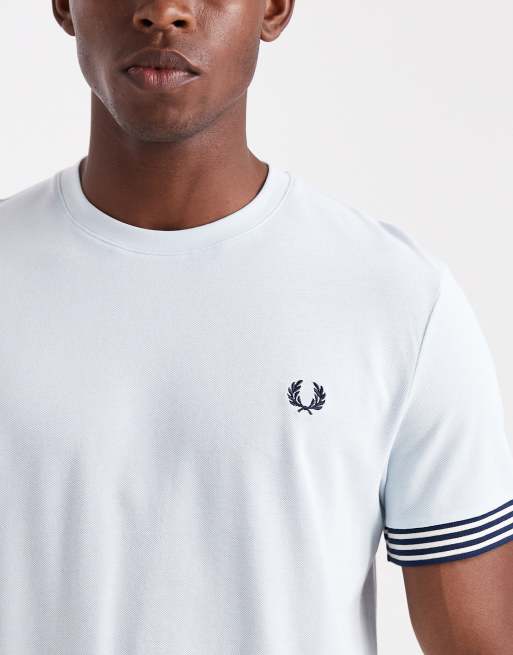 Fred Perry – T-Shirt in Hellblau mit gestreiften Bündchen, 5 von 5