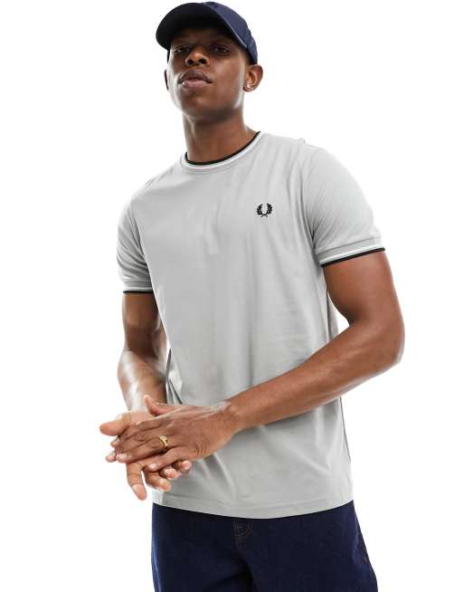 Fred Perry – T-Shirt in Kalksteingrau mit doppelten Zierstreifen