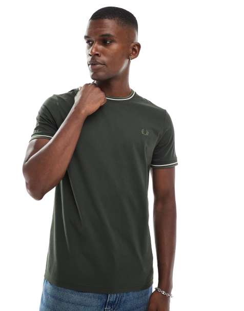 Fred Perry – T-Shirt in Khaki mit zwei Zierstreifen - view 1