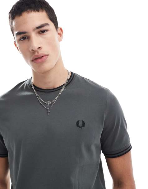 Fred Perry – T-Shirt in Khaki mit zwei Zierstreifen - view 1