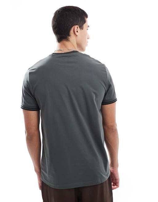 Fred Perry – T-Shirt in Khaki mit zwei Zierstreifen, 4 von 4