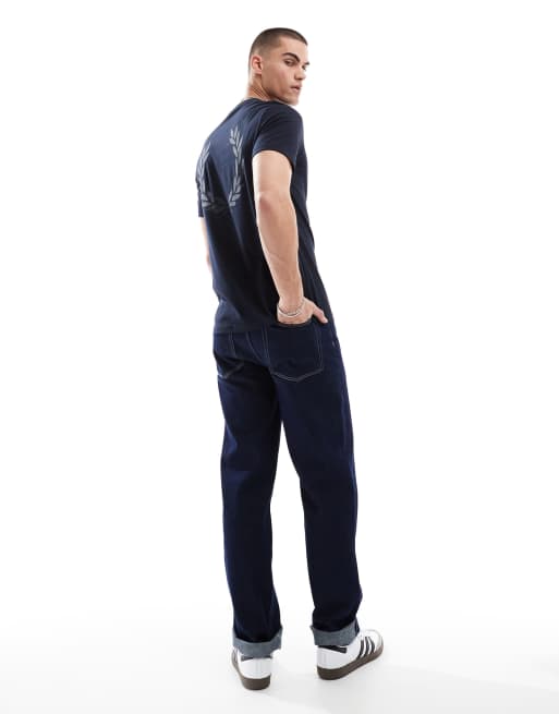Fred Perry – T-Shirt in Marineblau mit blassem Lorbeerkranz-Rückenprint, 4 von 4