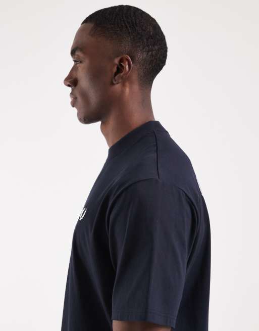 Fred Perry – T-Shirt in Marineblau mit Text-Logografik auf dem Rücken, 4 von 5