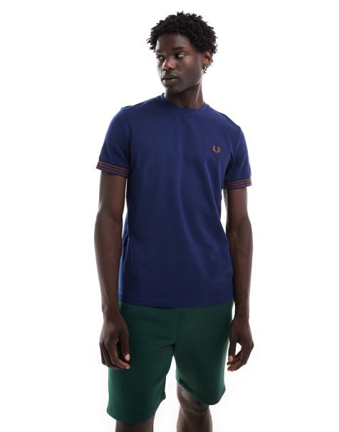 Fred Perry - T-shirt in marineblauw met contrasterende manchetten - view 1