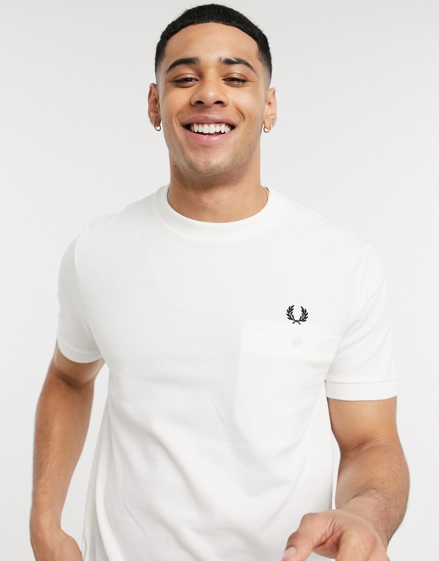 Fred Perry - T-shirt in piqué bianco con tasca