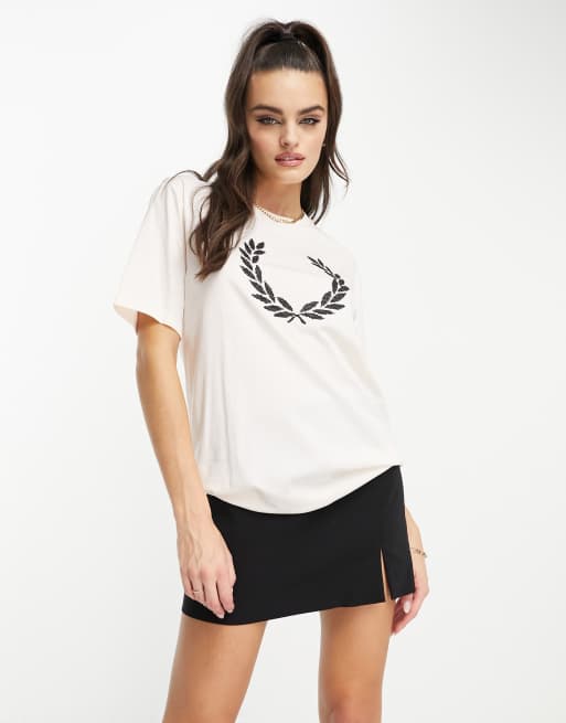 Fred Perry – T-Shirt in Rosa mit Kranz-Motiv im Kreuzstich-Design