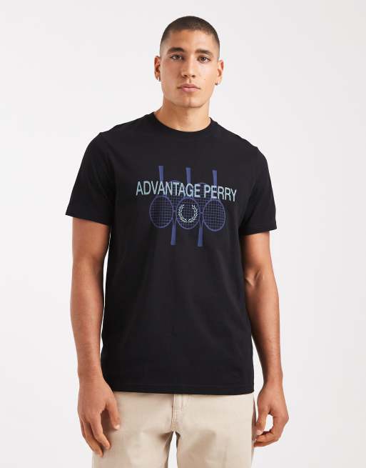 Fred Perry – T-Shirt in Schwarz mit „Advantage“-Print