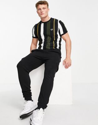 Fred Perry – T-Shirt in Schwarz mit Längsstreifen im Blockfarbendesign