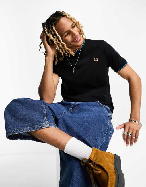 Fred Perry – T-Shirt in Schwarz mit mehrfarbigen Zierstreifen
