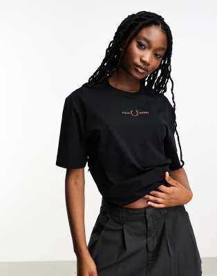 Fred Perry - T-Shirt in Schwarz mit mittigem Logo