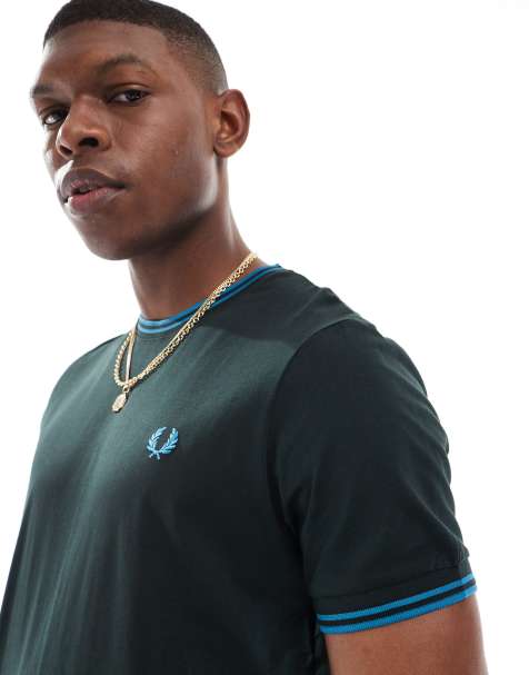 Fred Perry – T-Shirt in Tannengrün mit doppelten Zierstreifen - view 1