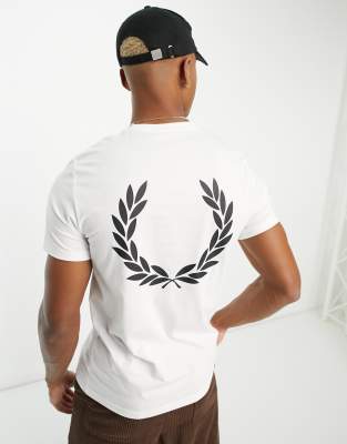 Fred Perry – T-Shirt in Weiß mit Grafikprint auf dem Rücken