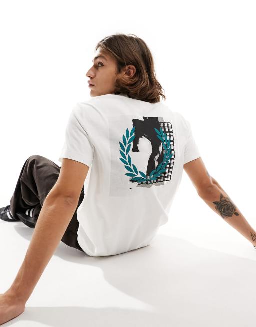 Fred Perry – T-Shirt in Weiß mit Grafikprint auf dem Rücken