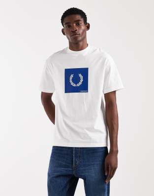 T-Shirt in Weiß mit Logo in Kasten-Grafik Weiß XL