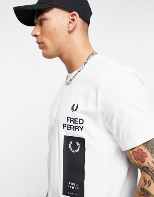 Fred Perry – T-Shirt in Weiß mit Rückenprint, exklusiv bei ASOS