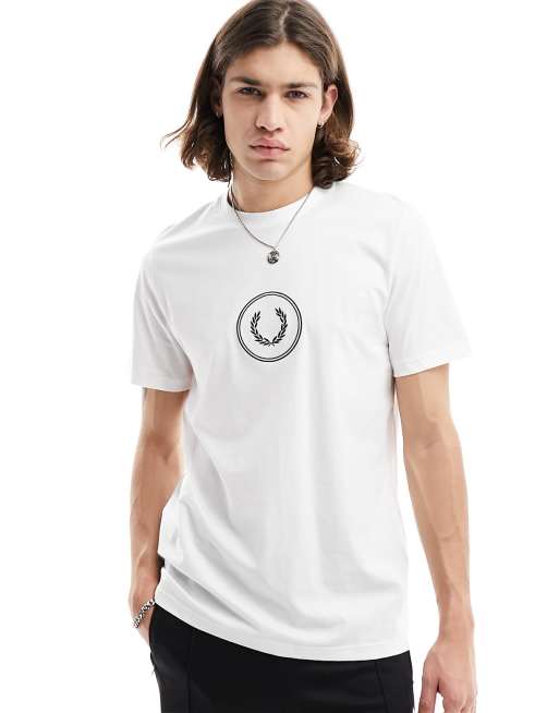 Fred Perry – T-Shirt in Weiß mit rundem Markenlogo