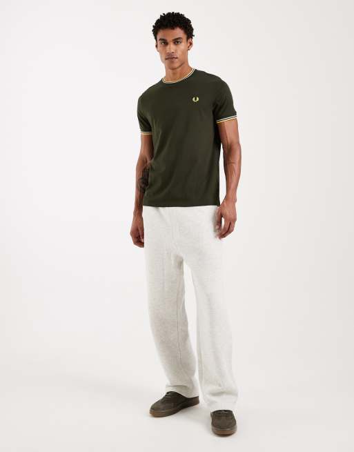 Fred Perry - T-shirt kaki con doppia riga a contrasto sui bordi e logo, 2 di 5