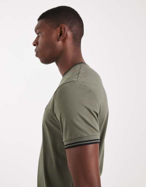 Fred Perry - T-shirt kaki con doppia riga a contrasto sui bordi, 4 di 5