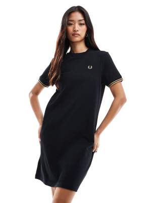 Fred Perry - T-Shirt-Kleid in Schwarz mit Ärmelbündchen