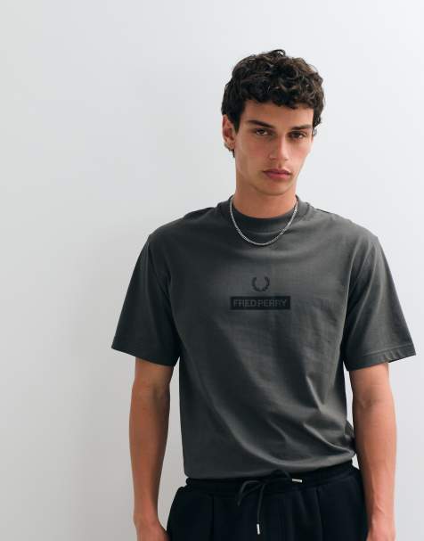 Fred Perry t-shirt med grafisk logga i khaki - view 1
