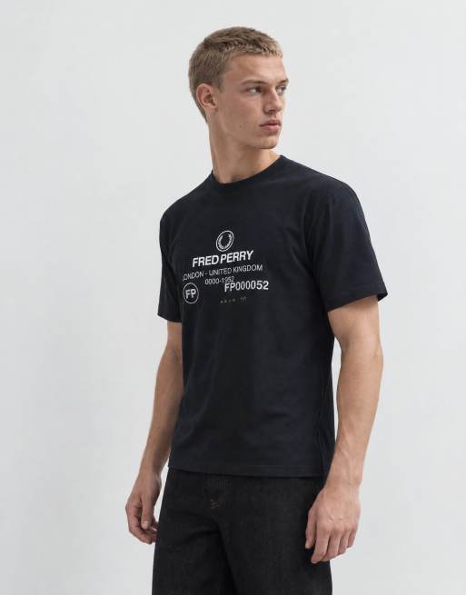 Fred Perry t-shirt med korta ärmar, 1952-grafik och logga i marinblått, 9 av 9