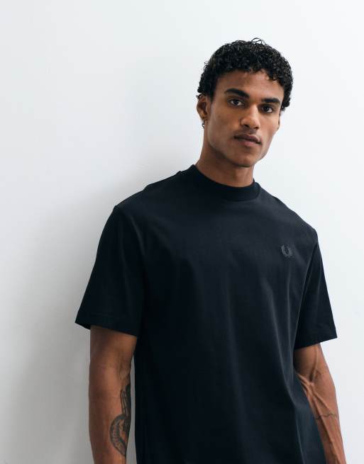 Fred Perry T-shirt med reflekterende grafik på ryggen i sort, 4 af 5