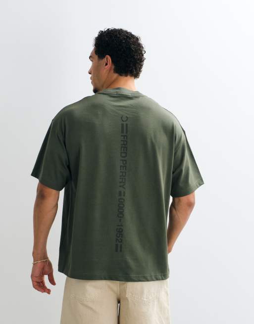 Fred Perry t-shirt med vertikalt ryggtryck, textlogga och grafik i khaki, 5 av 5