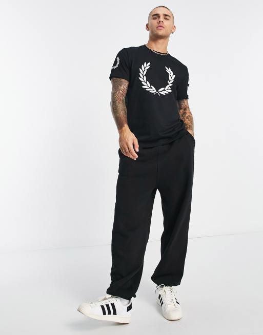 Fred Perry - T-shirt met badge en print op de achterkant in zwart, 3 van 4