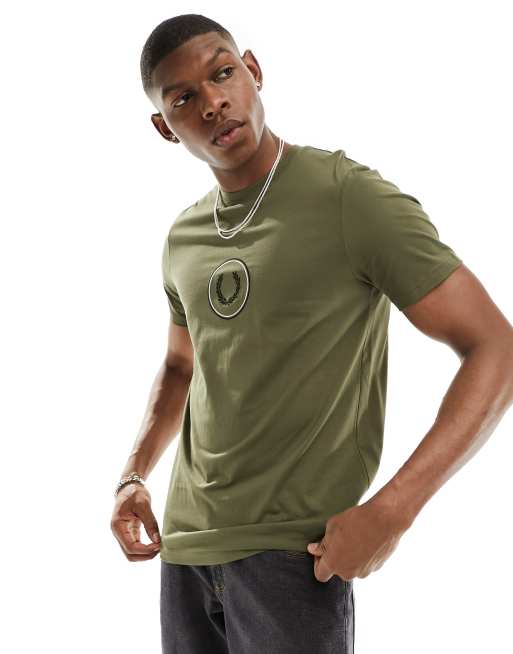 Fred Perry - T-shirt met cirkelvormig logo in uniform groen