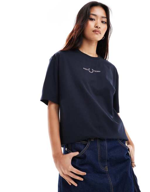 Fred Perry - T-shirt met geborduurd logo in het midden in marineblauw