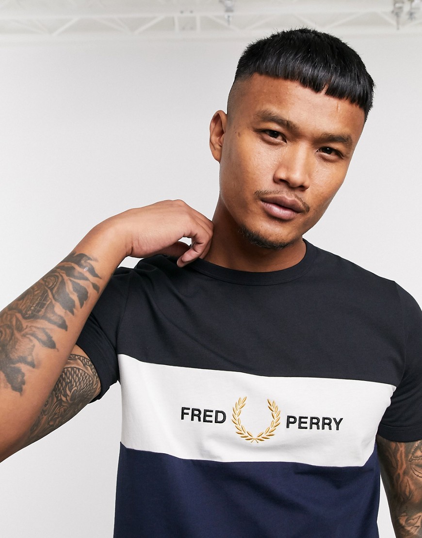 Fred Perry - T-shirt met geborduurd paneel in marineblauw en zwart